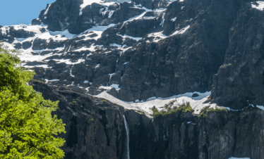 Explore o Cerro Tronador, o vulcão mais alto do Parque Nacional Nahuel Huapi, e o Ventisquero Negro em uma experiência única em Bariloche.