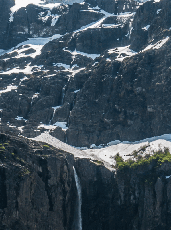 Explore o Cerro Tronador, o vulcão mais alto do Parque Nacional Nahuel Huapi, e o Ventisquero Negro em uma experiência única em Bariloche.