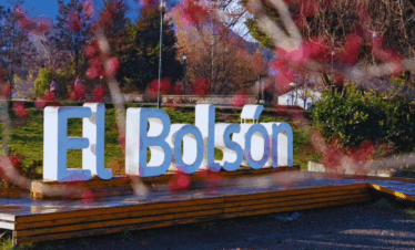 Conheça a magia de El Bolsón e Lago Puelo, com sua feira artesanal e o incrível Parque Nacional. Saídas de Bariloche às quintas e sábados.