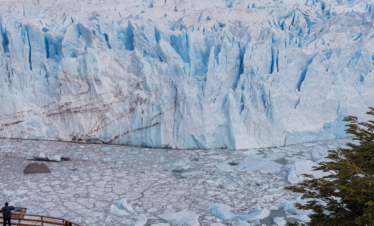 Veja de perto a grandiosidade do Glaciar Perito Moreno com passarelas panorâmicas e opcional de safari náutico.