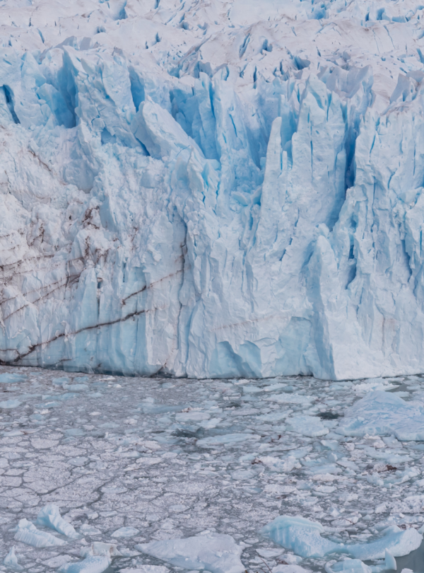Veja de perto a grandiosidade do Glaciar Perito Moreno com passarelas panorâmicas e opcional de safari náutico.