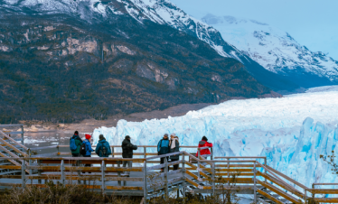 Veja de perto a grandiosidade do Glaciar Perito Moreno com passarelas panorâmicas e opcional de safari náutico.