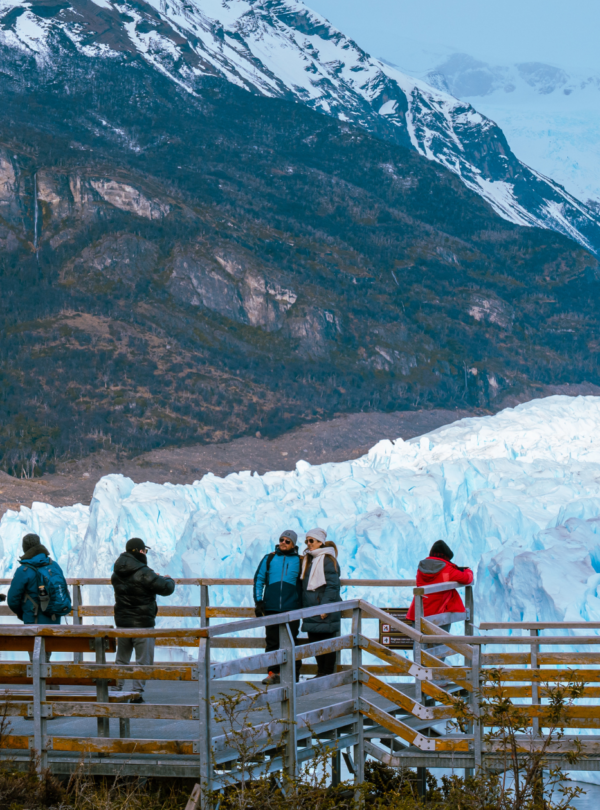 Veja de perto a grandiosidade do Glaciar Perito Moreno com passarelas panorâmicas e opcional de safari náutico.