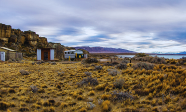 Descubra o Nativo Experience e vivencie a cultura Tehuelche na Patagônia, explorando cavernas milenares e pinturas rupestres.