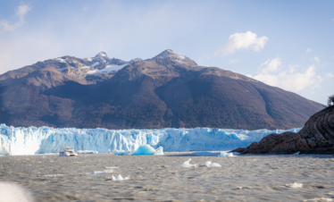 Explore o Glaciar Perito Moreno de perto com o Safari Náutico, uma experiência única de barco pelo Parque Nacional Los Glaciares.
