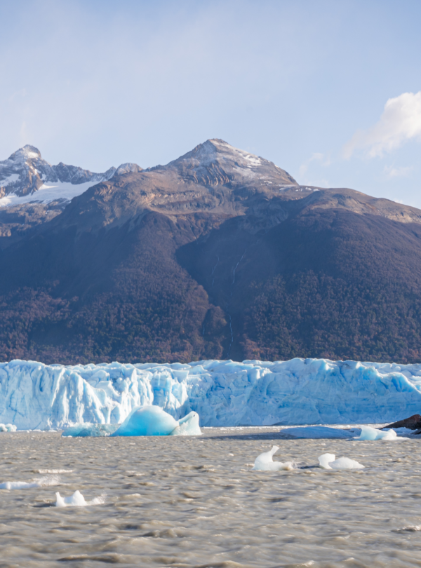 Explore o Glaciar Perito Moreno de perto com o Safari Náutico, uma experiência única de barco pelo Parque Nacional Los Glaciares.
