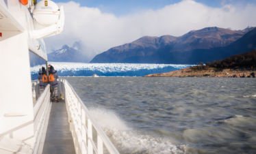 Explore o Glaciar Perito Moreno de perto com o Safari Náutico, uma experiência única de barco pelo Parque Nacional Los Glaciares.