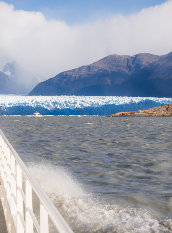 Explore o Glaciar Perito Moreno de perto com o Safari Náutico, uma experiência única de barco pelo Parque Nacional Los Glaciares.