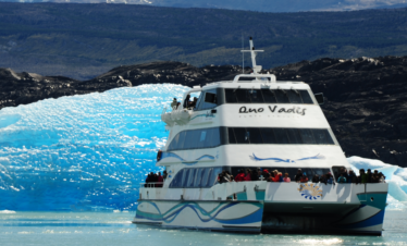 Todo Glaciares Captain's Club você navega pelo Lago Argentino em uma experiência única e desfruta de um almoço completo.