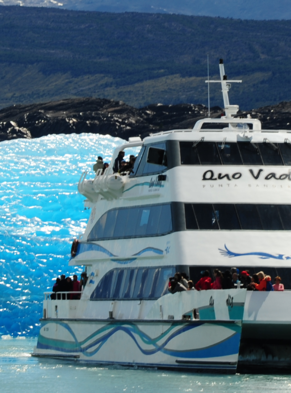 Todo Glaciares Captain's Club você navega pelo Lago Argentino em uma experiência única e desfruta de um almoço completo.