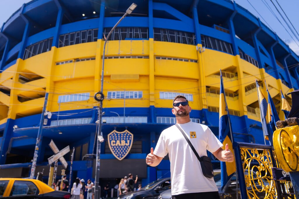 Tour dos Estádios de Buenos Aires: Explore a paixão pelo futebol argentino e visite o La Bombonera e o Monumental.