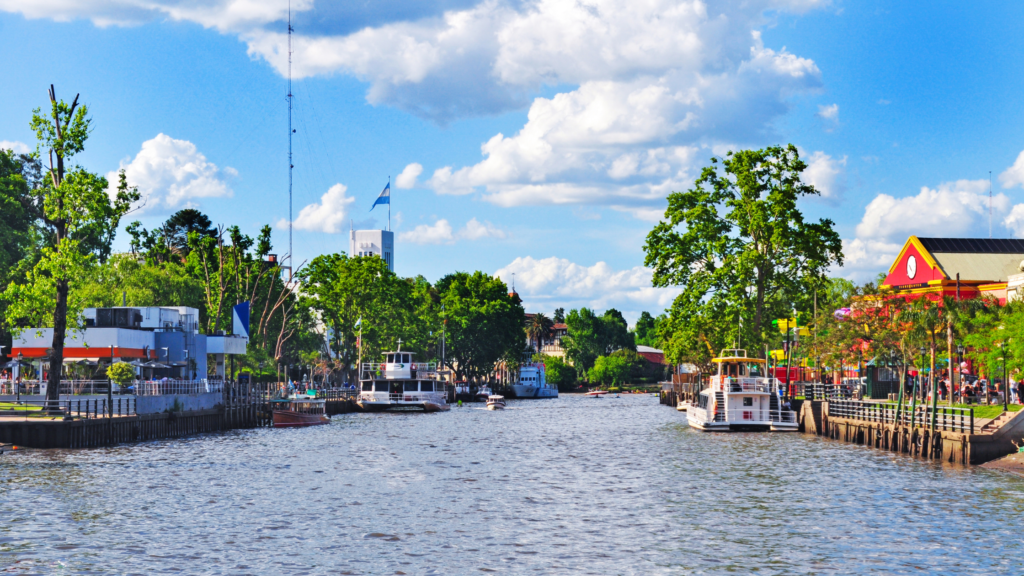 Explore o Delta do Tigre com nosso passeio clássico. Saída de Buenos Aires, navegação, visita ao Puerto de Frutos e retorno ao centro.