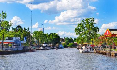 Explore o Delta do Tigre com nosso passeio clássico. Saída de Buenos Aires, navegação, visita ao Puerto de Frutos e retorno ao centro.