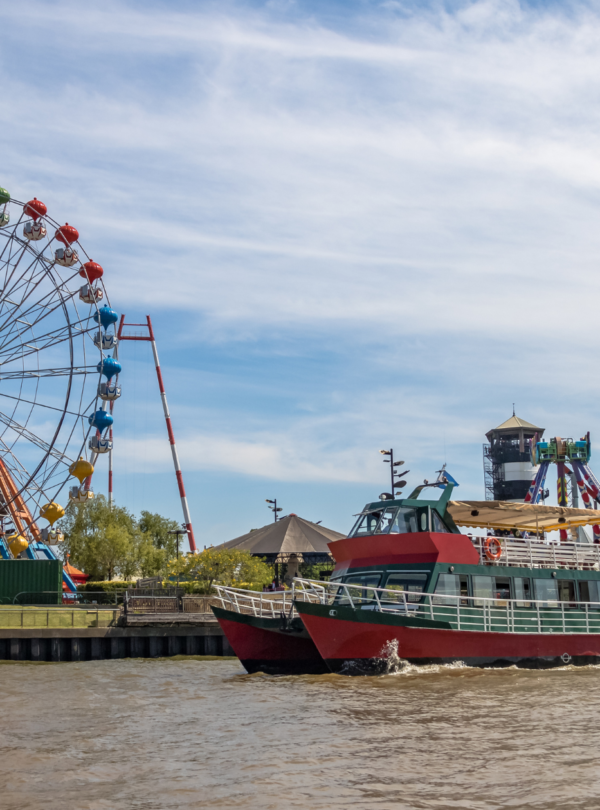 Explore o Delta do Tigre com nosso passeio clássico. Saída de Buenos Aires, navegação, visita ao Puerto de Frutos e retorno ao centro.