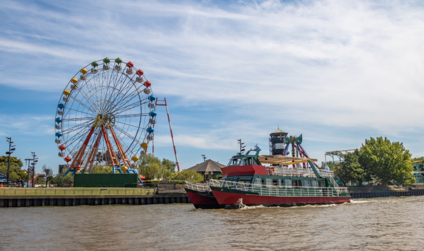 Explore o Delta do Tigre com nosso passeio clássico. Saída de Buenos Aires, navegação, visita ao Puerto de Frutos e retorno ao centro.