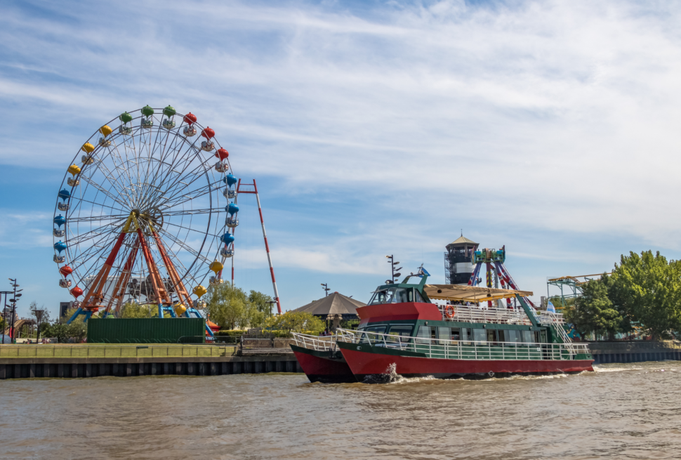 Explore o Delta do Tigre com nosso passeio clássico. Saída de Buenos Aires, navegação, visita ao Puerto de Frutos e retorno ao centro.