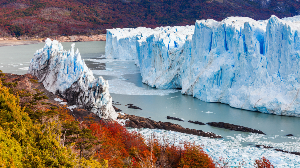 Veja de perto a grandiosidade do Glaciar Perito Moreno com passarelas panorâmicas e opcional de safari náutico.