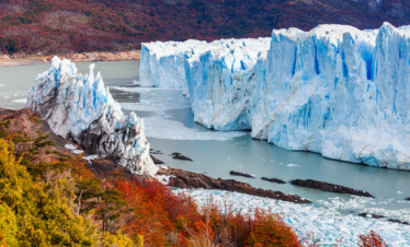 Veja de perto a grandiosidade do Glaciar Perito Moreno com passarelas panorâmicas e opcional de safari náutico.