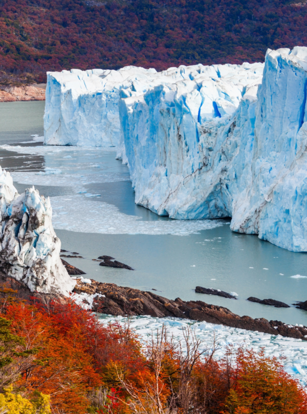 Veja de perto a grandiosidade do Glaciar Perito Moreno com passarelas panorâmicas e opcional de safari náutico.