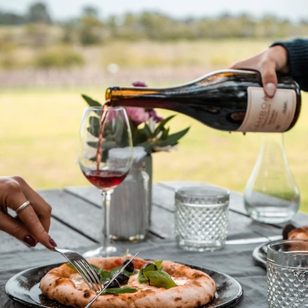 Descubra a Bodega Gamboa e viva uma experiência inesquecível: ecoturismo, vinhos harmonizados e uma pizza especial no bosquecito. Reserve já o seu passeio!