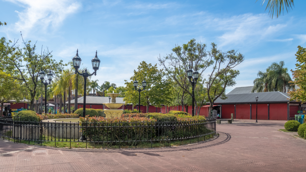 Explore o Delta do Tigre com nosso passeio clássico. Saída de Buenos Aires, navegação, visita ao Puerto de Frutos e retorno ao centro.