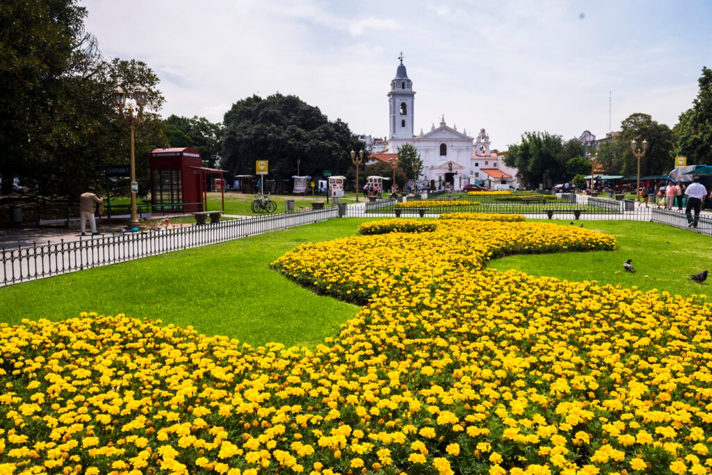 Descubra o que aconteceu com o câmbio na Argentina, por que os preços aumentaram e se ainda vale a pena viajar para o país.