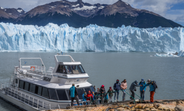 Descubra o Glaciar Perito Moreno: Navegue pelo Lago Rico, explore trilhas e tenha vistas incríveis dessa maravilha natural.