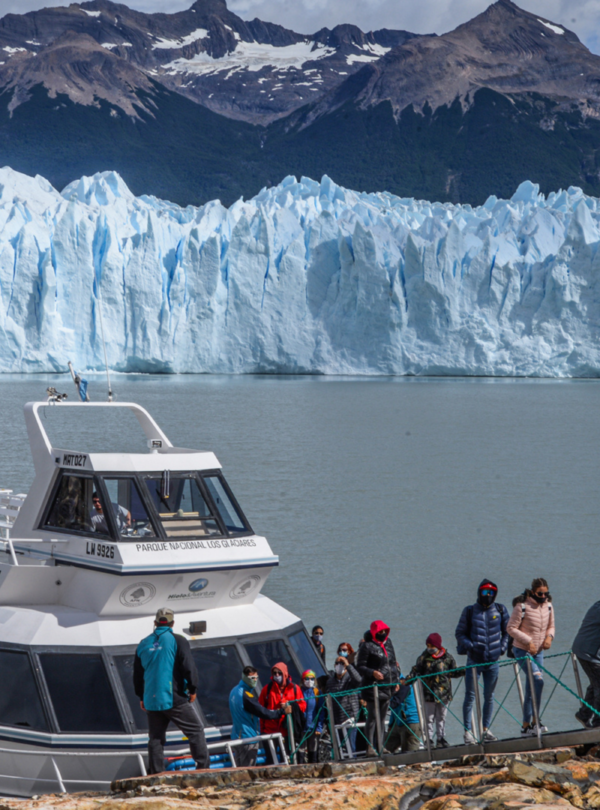 Descubra o Glaciar Perito Moreno: Navegue pelo Lago Rico, explore trilhas e tenha vistas incríveis dessa maravilha natural.