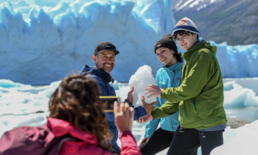 Descubra o Glaciar Perito Moreno: Navegue pelo Lago Rico, explore trilhas e tenha vistas incríveis dessa maravilha natural.