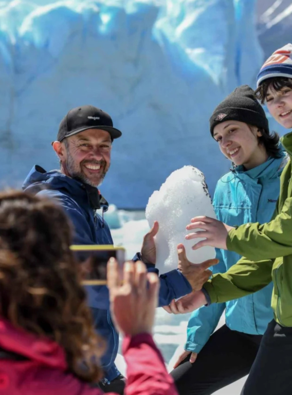 Descubra o Glaciar Perito Moreno: Navegue pelo Lago Rico, explore trilhas e tenha vistas incríveis dessa maravilha natural.