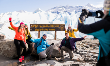 Descubra o Glaciar Perito Moreno: Navegue pelo Lago Rico, explore trilhas e tenha vistas incríveis dessa maravilha natural.