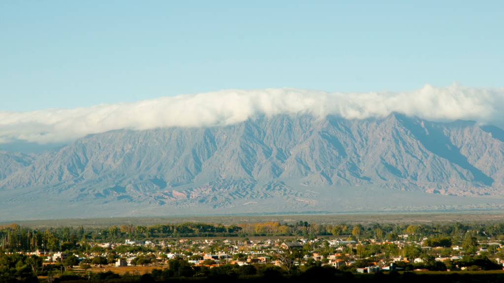 Descubra o que fazer em Salta, uma das regiões mais econômicas da Argentina. Confira passeios como o Trem às Nuvens, Salinas Grandes e a Quebrada de Humahuaca.