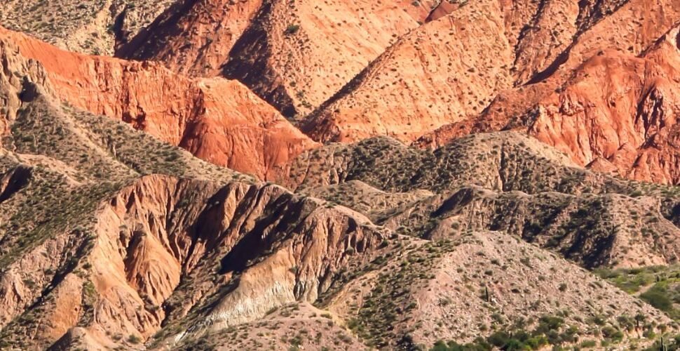 Descubra o que fazer em Salta, uma das regiões mais econômicas da Argentina. Confira passeios como o Trem às Nuvens, Salinas Grandes e a Quebrada de Humahuaca.