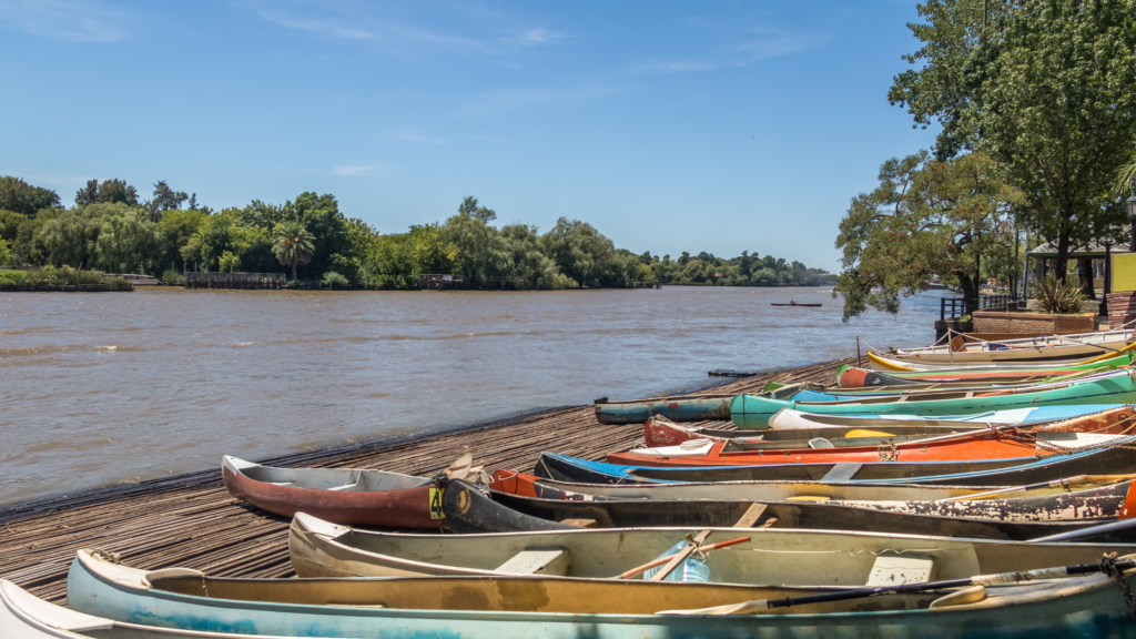 Explore o Delta do Tigre com nosso passeio clássico. Saída de Buenos Aires, navegação, visita ao Puerto de Frutos e retorno ao centro.