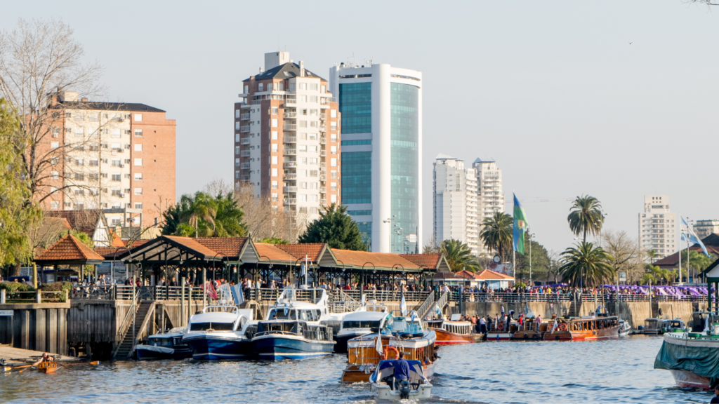 Explore o Delta do Tigre com nosso passeio clássico. Saída de Buenos Aires, navegação, visita ao Puerto de Frutos e retorno ao centro.
