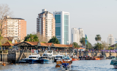 Explore o Delta do Tigre com nosso passeio clássico. Saída de Buenos Aires, navegação, visita ao Puerto de Frutos e retorno ao centro.