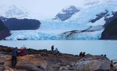Todo Glaciares Captain's Club você navega pelo Lago Argentino em uma experiência única e desfruta de um almoço completo.