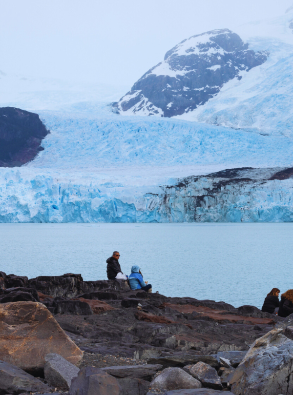Todo Glaciares Captain's Club você navega pelo Lago Argentino em uma experiência única e desfruta de um almoço completo.