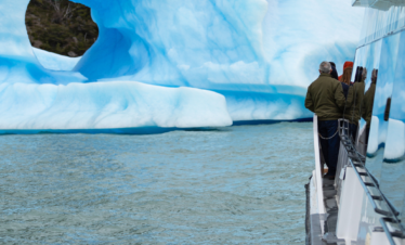 Navegue pelo Lago Argentino em um passeio exclusivo com almoço incluído. Descubra os glaciares Upsala, Spegazzini e muito mais na Patagônia.