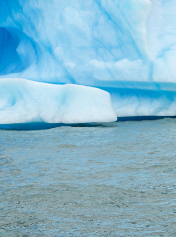 Navegue pelo Lago Argentino em um passeio exclusivo com almoço incluído. Descubra os glaciares Upsala, Spegazzini e muito mais na Patagônia.