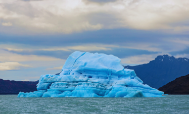Navegue pelo Lago Argentino em um passeio exclusivo com almoço incluído. Descubra os glaciares Upsala, Spegazzini e muito mais na Patagônia.