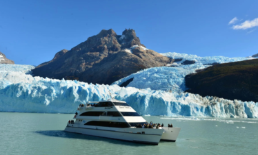 Todo Glaciares Captain's Club você navega pelo Lago Argentino em uma experiência única e desfruta de um almoço completo.