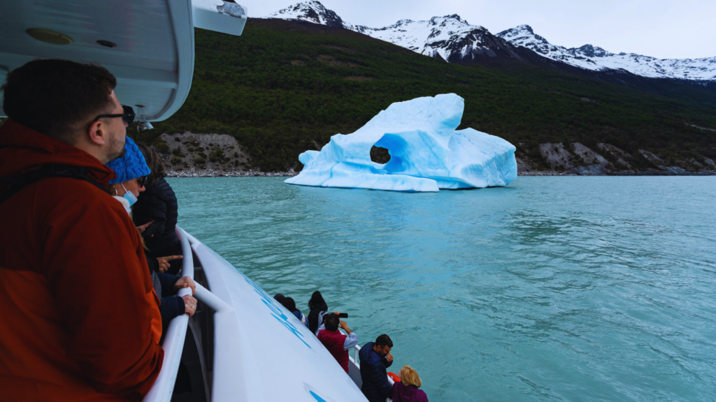 Navegue pelo Lago Argentino em um passeio exclusivo com almoço incluído. Descubra os glaciares Upsala, Spegazzini e muito mais na Patagônia.
