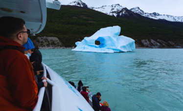 Navegue pelo Lago Argentino em um passeio exclusivo com almoço incluído. Descubra os glaciares Upsala, Spegazzini e muito mais na Patagônia.