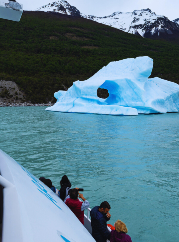 Navegue pelo Lago Argentino em um passeio exclusivo com almoço incluído. Descubra os glaciares Upsala, Spegazzini e muito mais na Patagônia.