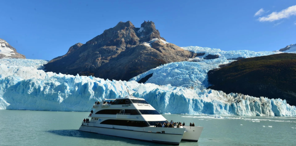 Todo Glaciares Captain's Club você navega pelo Lago Argentino em uma experiência única e desfruta de um almoço completo.