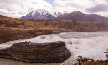 Explore as maravilhas do Parque Nacional Torres del Paine em uma excursão de dia inteiro saindo de El Calafate.