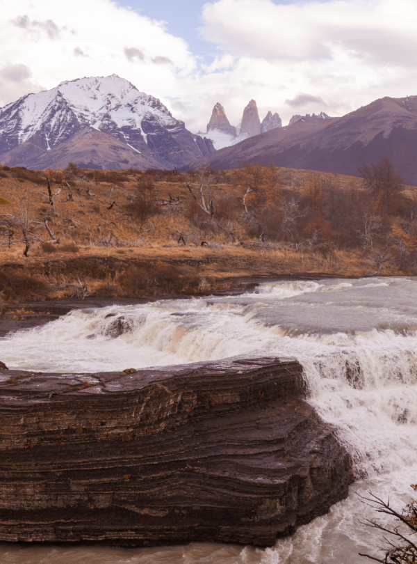 Explore as maravilhas do Parque Nacional Torres del Paine em uma excursão de dia inteiro saindo de El Calafate.