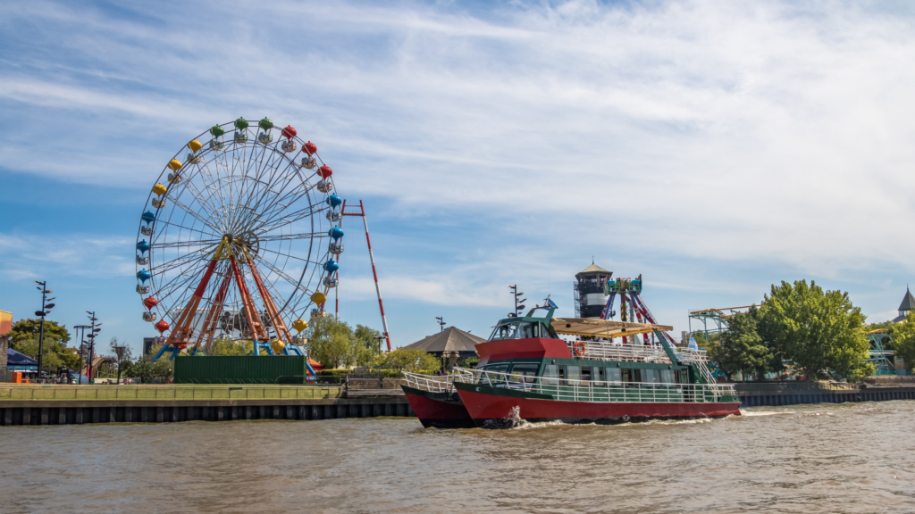 Explore o Delta do Tigre com nosso passeio clássico. Saída de Buenos Aires, navegação, visita ao Puerto de Frutos e retorno ao centro.