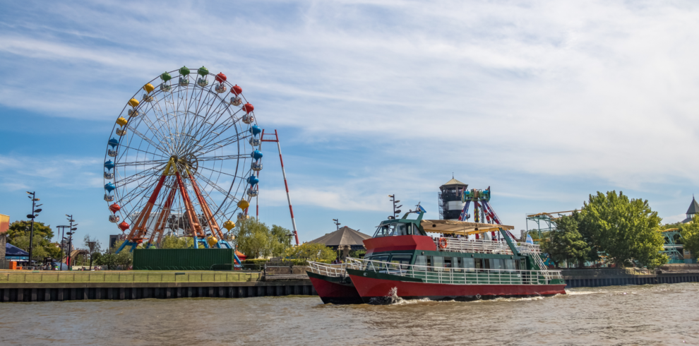 Explore o Delta do Tigre com nosso passeio clássico. Saída de Buenos Aires, navegação, visita ao Puerto de Frutos e retorno ao centro.